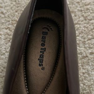 Leather women’s size 10 Bare Traps flats